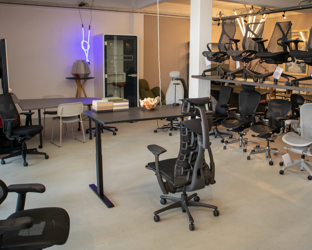 Bureaustoelen uitproberen aan zit/sta werkplek
